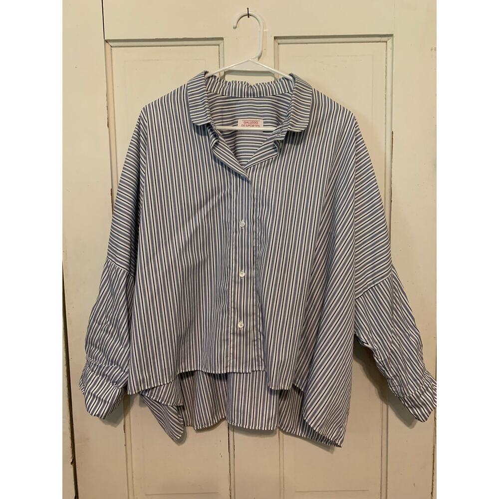 Gallego Desportes Boxy White, Navy,button down top. Size SM. Great condition.